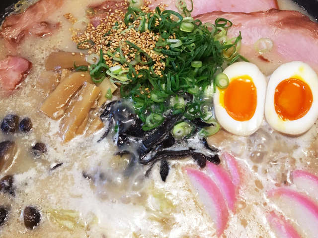 絶品 濃厚とんこつ醤油風ラーメン鍋 レシピ 作り方 By ようじずふぁ