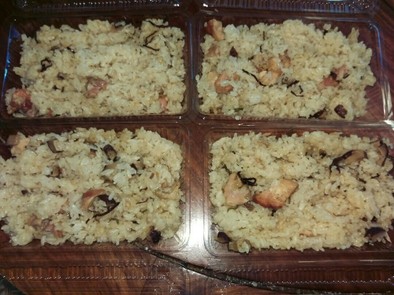 焼鳥缶と干し椎茸と塩昆布で炊き込みご飯の写真