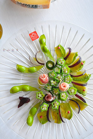 アボカドとぶどうのグリーンサラダの写真