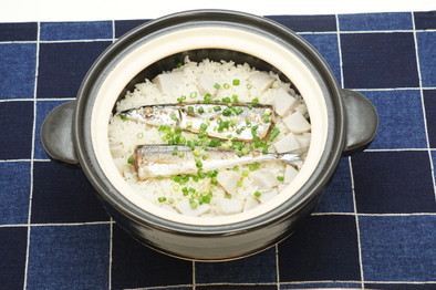 秋刀魚と里芋の炊き込みごはんの写真