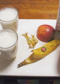 バナナ、リンゴ、牛乳のジュース