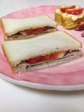 クリチしそベーゼと大葉トマトハムのサンド
