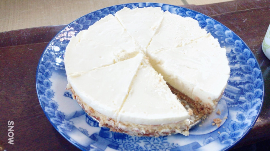 2層のクリームチーズケーキの画像