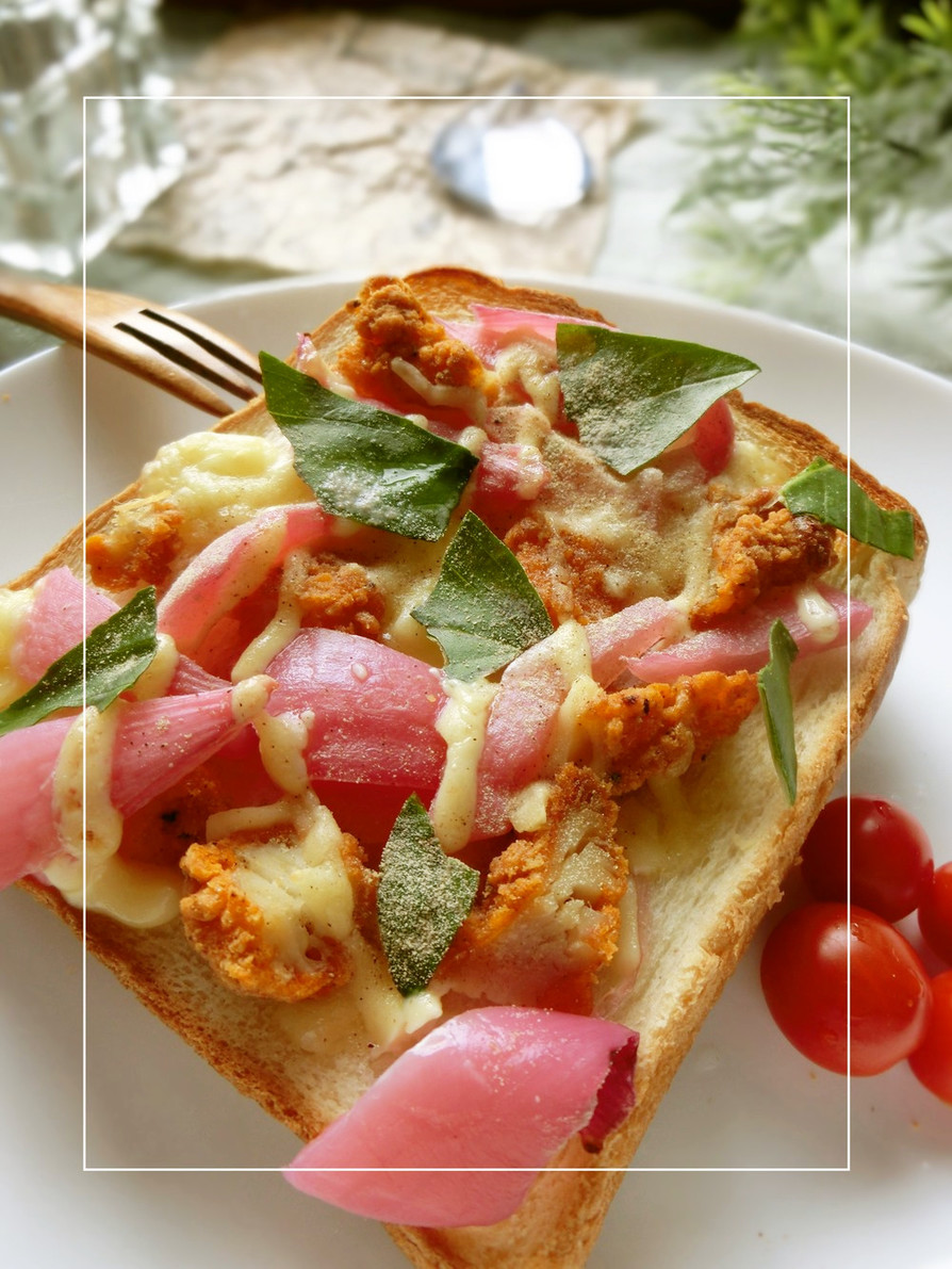 バジル香る❀唐揚げ×赤玉葱のトーストの画像