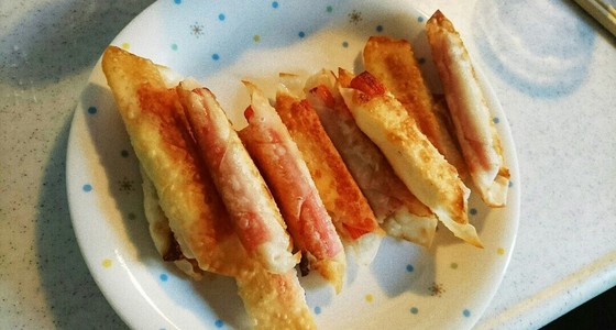 餃子の皮で☆チーズとカニカマの包み揚げ by ビーグルのソラ