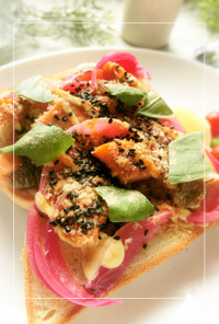 甘塩鮭×赤玉葱のサクサクさっぱりトースト