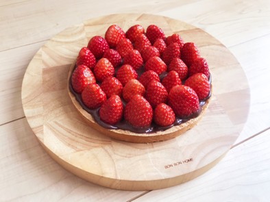 いちごの美味しい季節に生チョコ苺タルトの写真