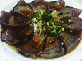 冷凍カツオの叩きのホットオイル掛け