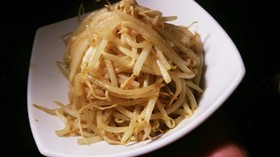 やべぇよ万能。もやしバターカレー炒め