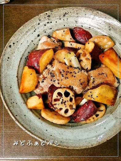 さつま芋と蓮根と鶏肉の照り焼きバタぽんの写真