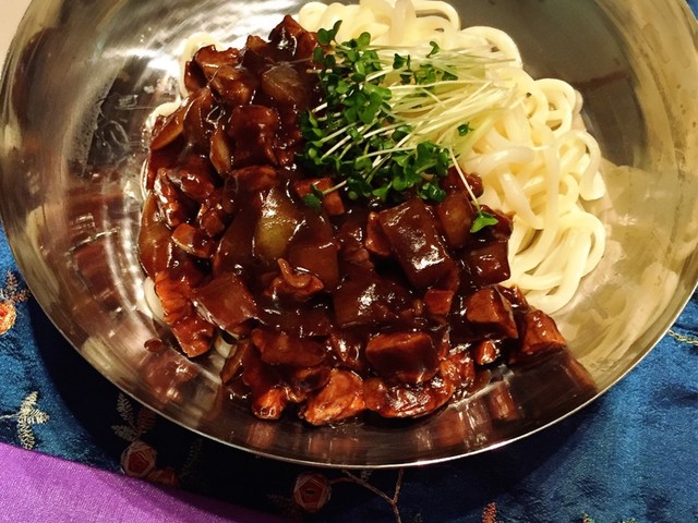 韓国風ジャージャー麺 シャキシャキ玉ねぎ レシピ 作り方 By ポコポコ29 クックパッド 簡単おいしいみんなのレシピが372万品
