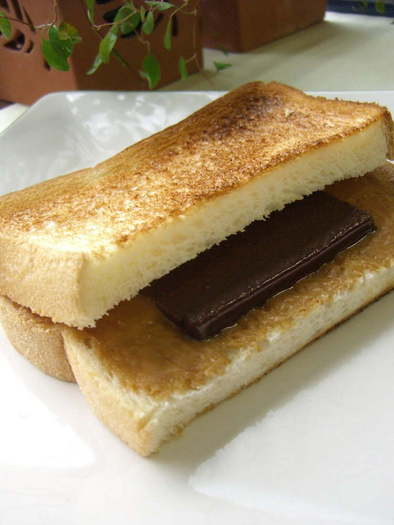 ピーナッツバター＆チョコのトーストサンドの写真