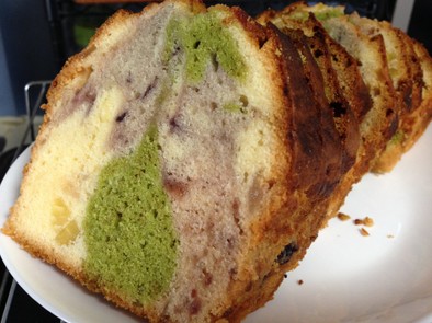 5色のマーブルパウンドケーキの写真