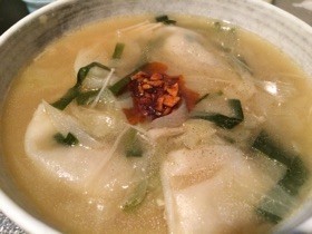 ピリ辛水餃子のスープの画像