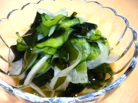きゅうりとワカメと玉ねぎで酢!