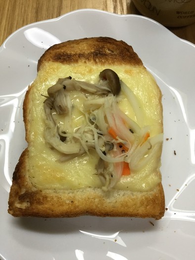 きのこマリネのチーズトーストの写真
