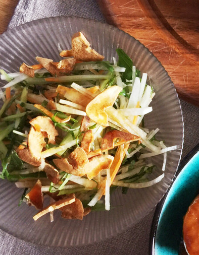 生で食べる！小松菜と大根のサラダの写真