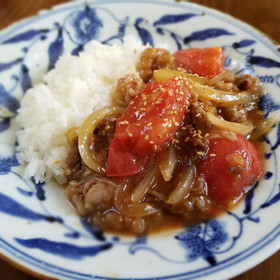 甘辛くて美味しい牛肉とトマトの炒め丼