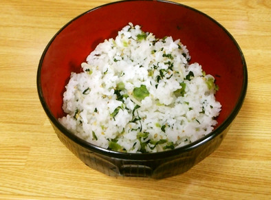 野沢菜としらすの混ぜご飯の写真