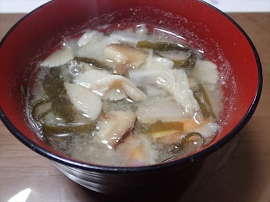 ウスヒラタケと大根の味噌汁の写真