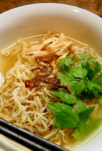 タイ風チキン・ヌードルスープ