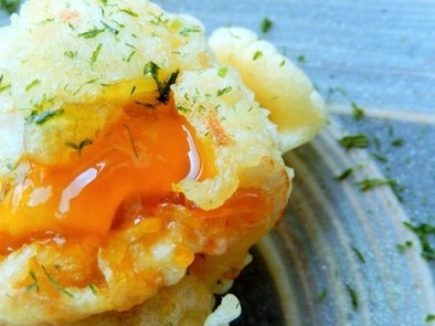 卵の黄身の醤油漬け天ぷらの写真