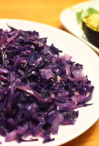 ご飯に合う！紫キャベツと玉ねぎの炒め物