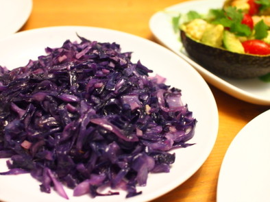 ご飯に合う！紫キャベツと玉ねぎの炒め物の写真