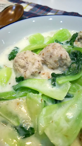 キヌア入り鶏団子とチンゲン菜のクリーム煮