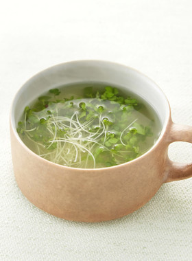 丸鶏スプラウトスープ