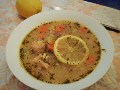 レモン風味のチキンとキヌアのスープの写真