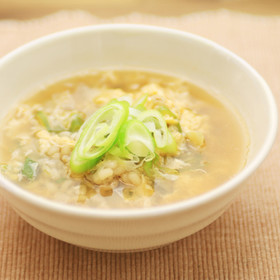 蒸しもち麦のたまごスープ
