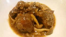 お肉がトロトロ!牛すじ肉の赤ワイン煮込み