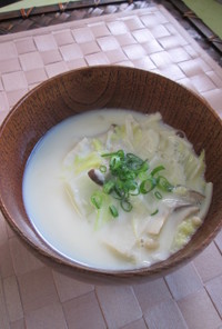 白菜ときのこの豆乳生姜スープ
