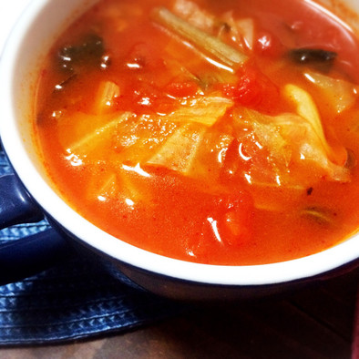 簡単キャベツと小松菜しめじのトマトスープの写真