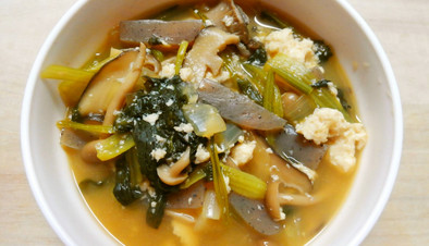 和食きのこと小松菜と蒟蒻 崩し豆腐の煮物の写真