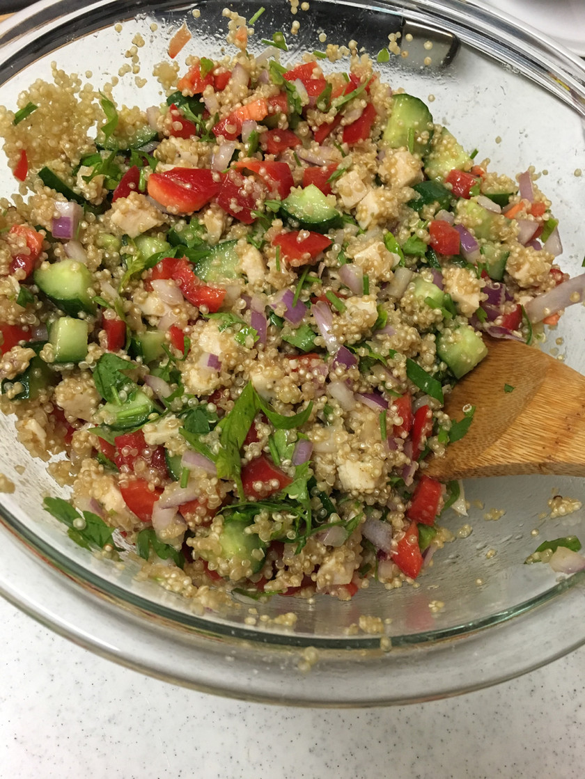 ファーマーズマーケットレストランのケールとキヌアのサラダのレシピ