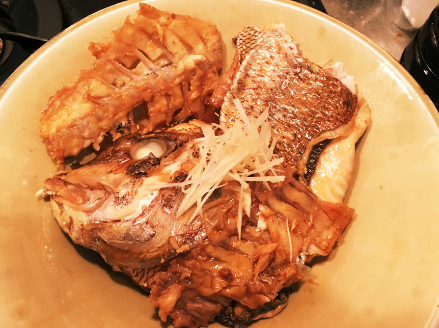 お寿司屋さんの深みのある上品な鯛のあら煮の画像