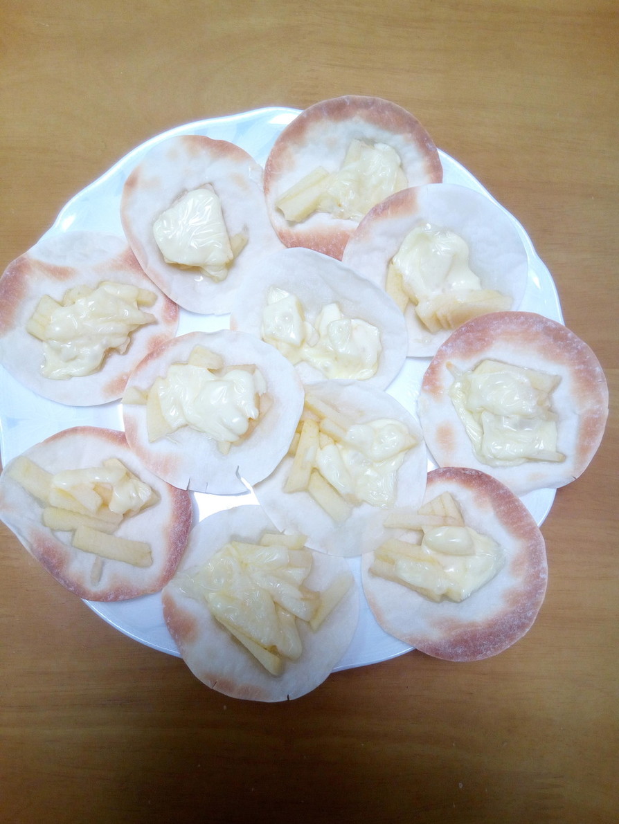 チーズとりんごギョウザ皮ピザの画像