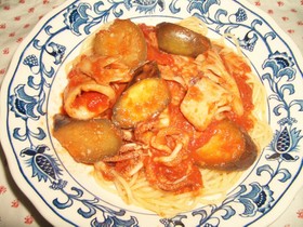 イカとナスとまいたけのトマトソースパスタ