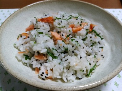 鮭と大葉のごまタップリ混ぜご飯の写真