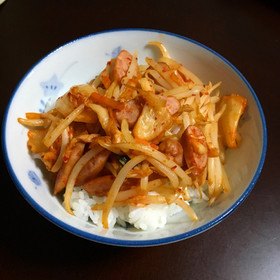 もやしキムチウインナー丼