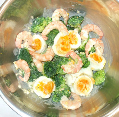 海老と卵とブロッコリーの簡単サラダの写真
