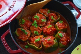 ストウブでピーマンの肉詰めトマト煮込み
