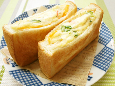 簡単朝食♡ポテサラチーズポケットサンドの写真