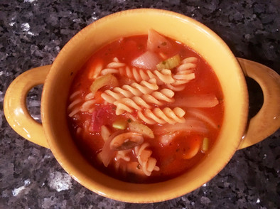 野菜たっぷりパスタ入りトマトスープの写真