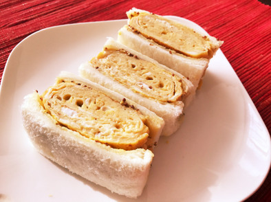 厚焼き玉子のサンドイッチの写真