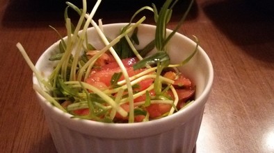 空心菜の芽とトマトのサラダの写真