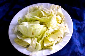 おでんの素と胡麻油で超簡単「塩キャベツ」