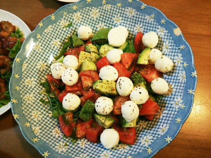 モッツァレラチーズアボカドトマトサラダ by kimiayumi 【クックパッド】 簡単おいしいみんなのレシピが347万品